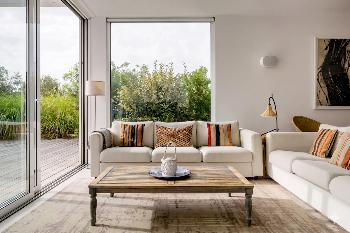 Contemporary living space at Villa Laranjeiras
