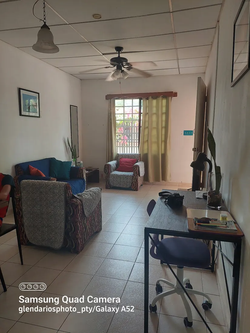 Living room and workspace at Habitación #2 Guayaba in David