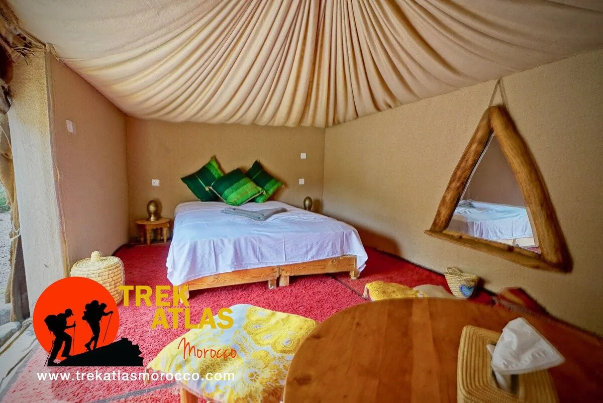 Chambre avec lit double, coussins verts et plafond en tissu au Berber camp, près d’Imlil