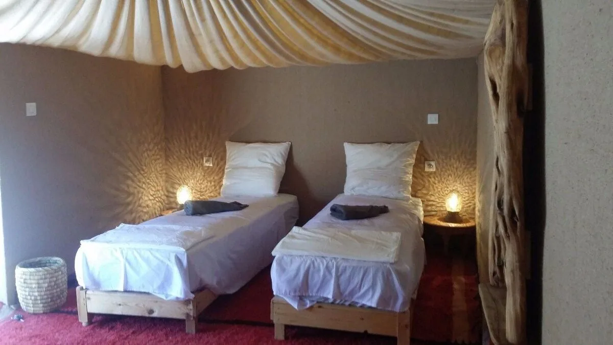 Chambre avec deux lits simples et plafond en tissu au Berber camp, près d’Imlil