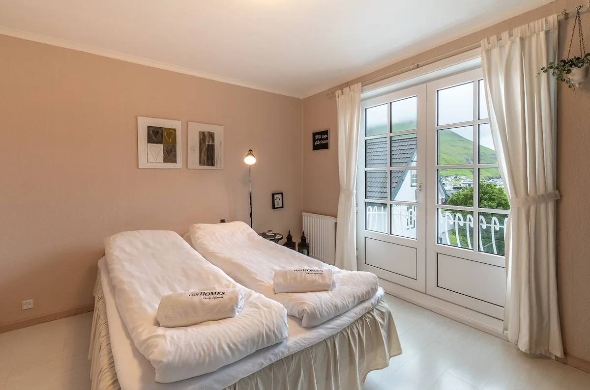 Chambre double de visitHOMES avec balcon à la française, à Leirvík