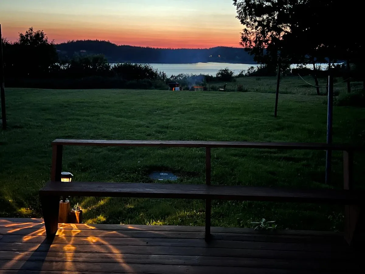 Terrasse de Lubec Saltbox avec vue sur l’eau au coucher du soleil, à Lubec