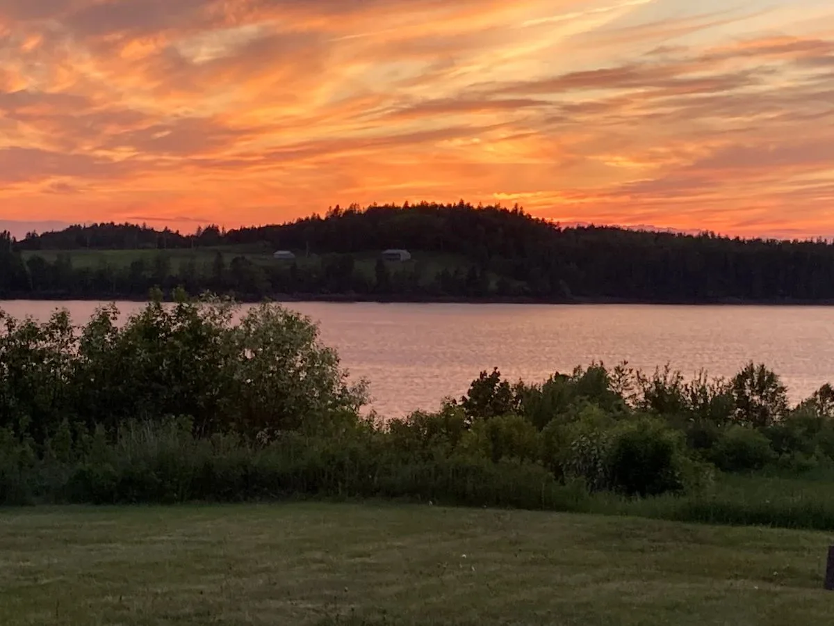 Jardin de Lubec Saltbox et baie au coucher du soleil, à Lubec