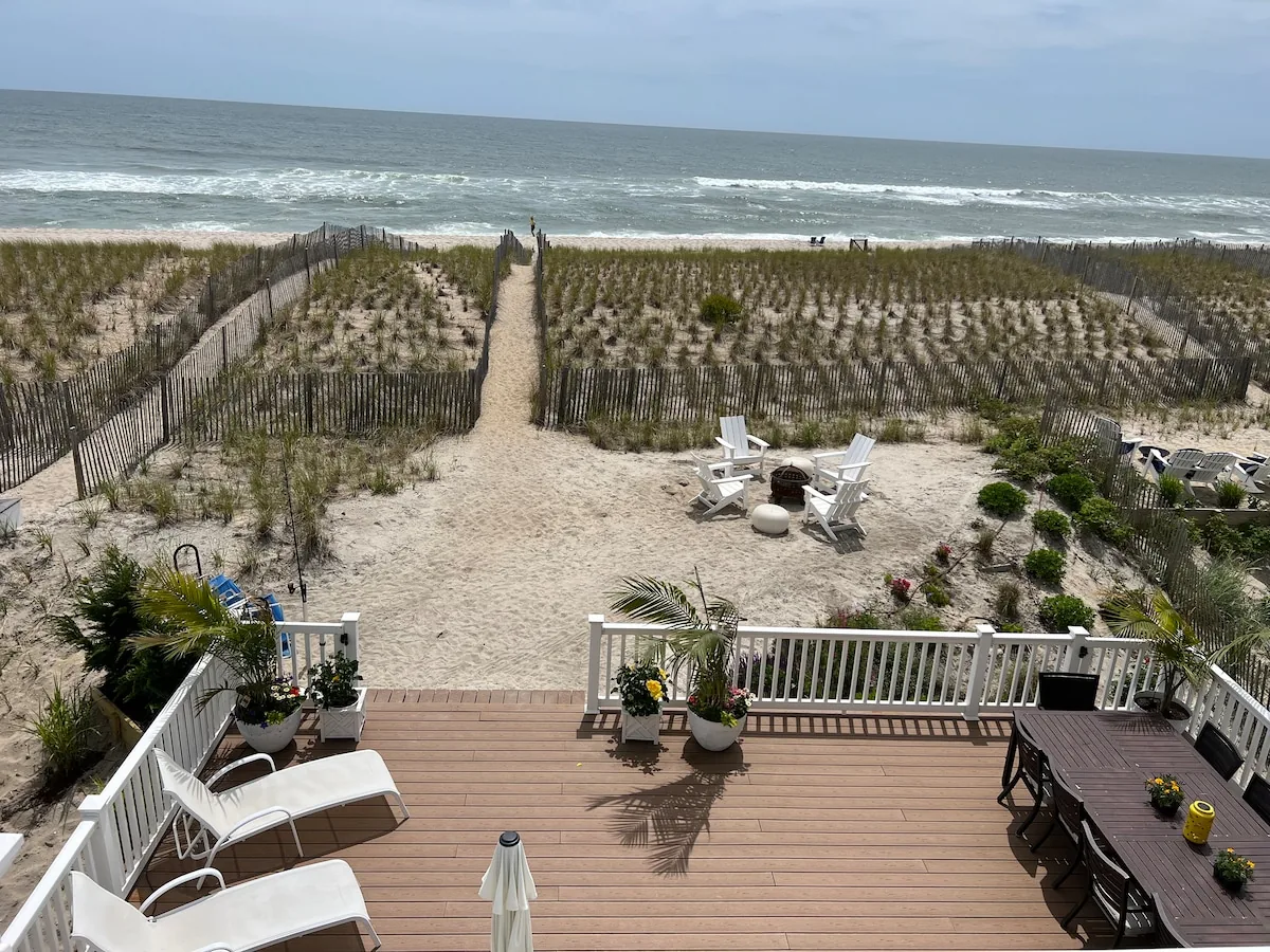 Terrasse und Strandzugang zwischen den Dünen am Mantoloking Oceanfront Beach House