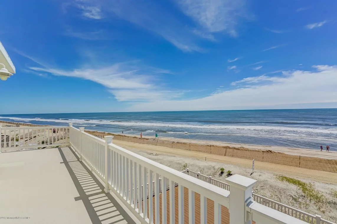 Obere Terrasse mit Blick auf den Atlantik am Mantoloking Oceanfront Beach House
