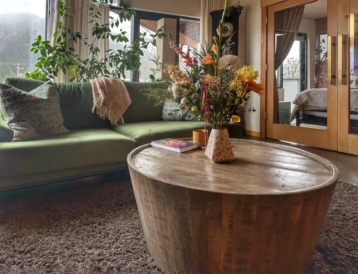 Wohnraum mit grünem Sofa in Lamplighter Guesthouse, Nelson