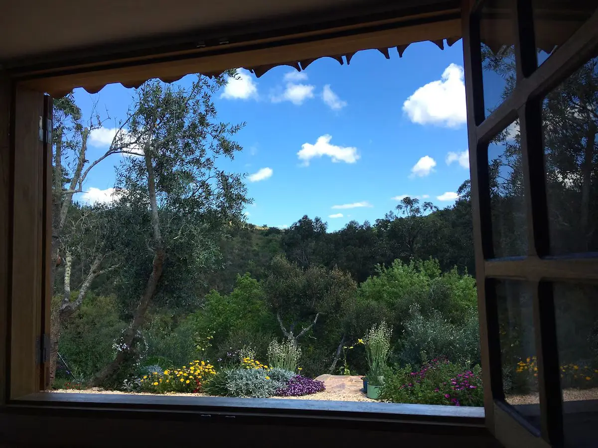 Blick aus dem Schlafzimmer in den Garten von Quinta Tranquila, Odeceixe