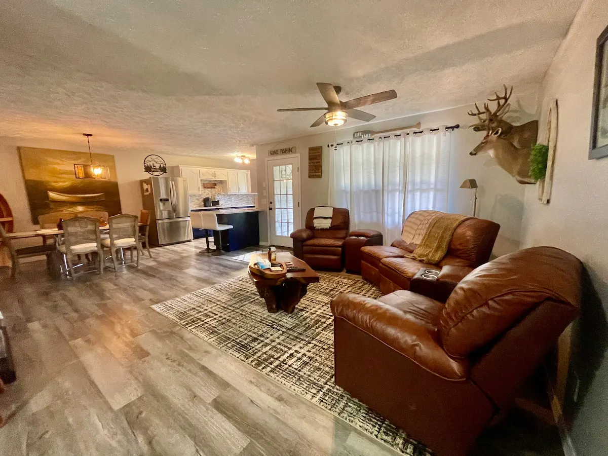 مقاعد جلدية ومنطقة طعام في Lakefront Escape بريدز سبرينغ