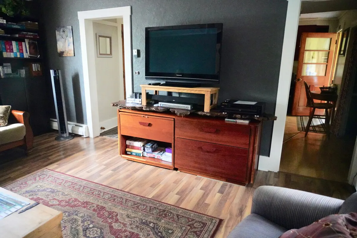 Living-room seating and television at Cozy House in Ridgway