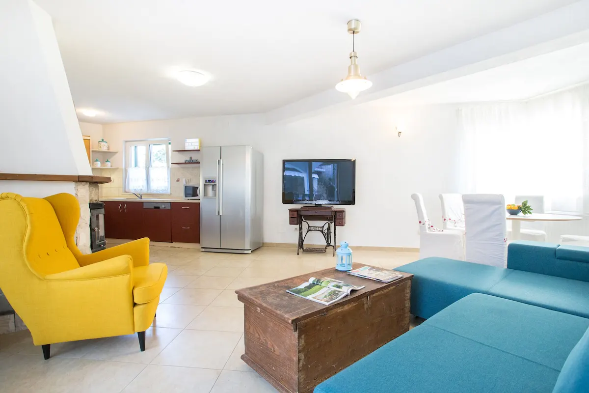 Open-plan kitchen and living room at Villa Lapis Vis in Rukavac