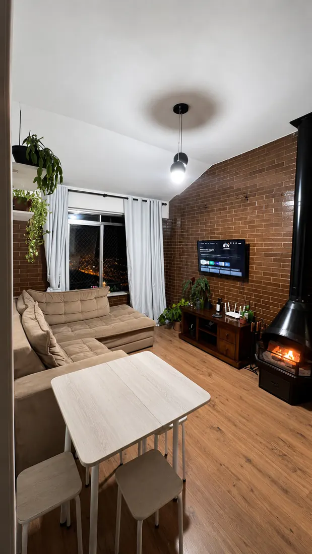 Living and dining space in the Teresópolis apartment